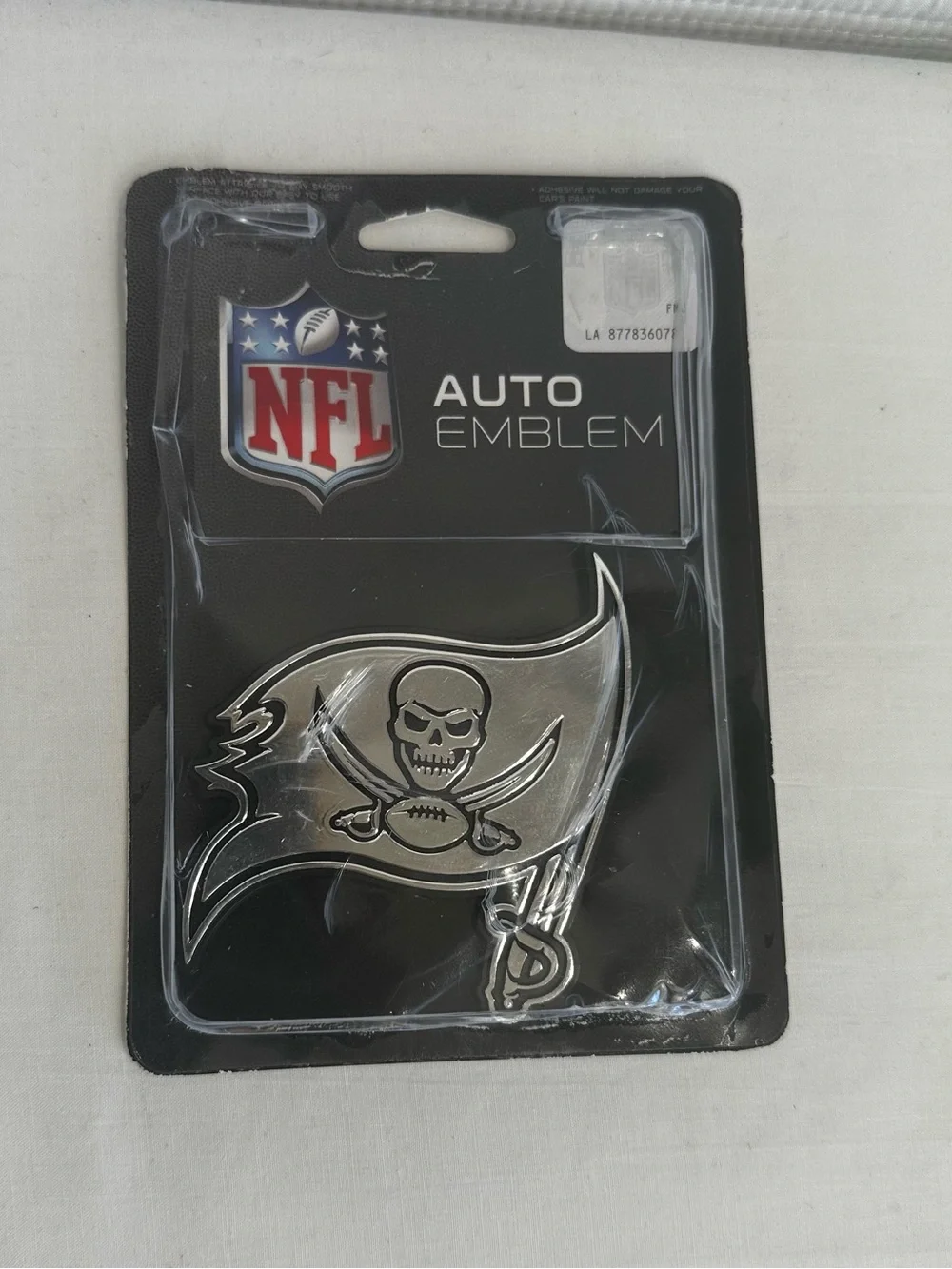 NFL Silver Tampa BayBuccaneers Flag Auto Emblem - Chrome Finish Fan Cave